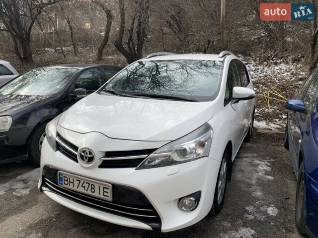 Белый Тойота Версо, объемом двигателя 2 л и пробегом 241 тыс. км за 12000 $, фото 1 на Automoto.ua