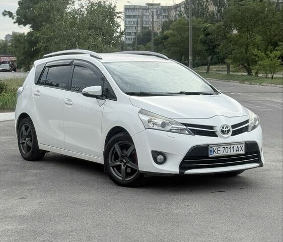 Білий Тойота Версо, об'ємом двигуна 2 л та пробігом 260 тис. км за 11000 $, фото 1 на Automoto.ua