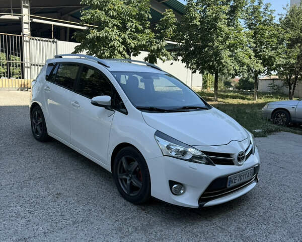 Белый Тойота Версо, объемом двигателя 2 л и пробегом 270 тыс. км за 10800 $, фото 1 на Automoto.ua