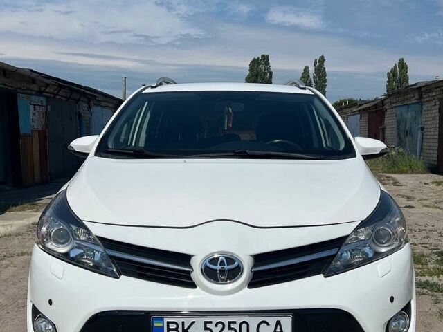 Белый Тойота Версо, объемом двигателя 2 л и пробегом 261 тыс. км за 12500 $, фото 1 на Automoto.ua