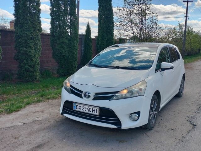 Білий Тойота Версо, об'ємом двигуна 1.6 л та пробігом 230 тис. км за 9800 $, фото 1 на Automoto.ua