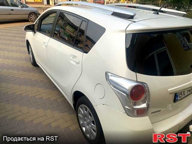 Белый Тойота Версо, объемом двигателя 2 л и пробегом 240 тыс. км за 9999 $, фото 1 на Automoto.ua