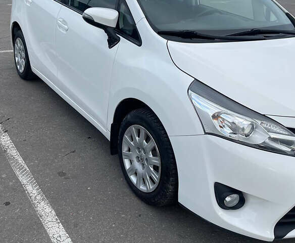 Белый Тойота Версо, объемом двигателя 0 л и пробегом 119 тыс. км за 9600 $, фото 1 на Automoto.ua