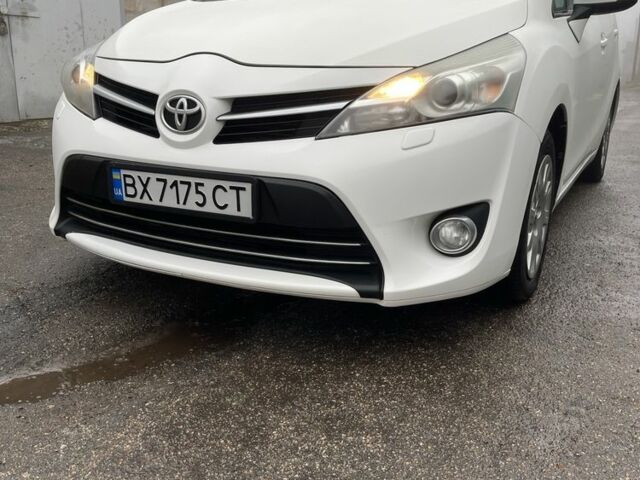 Белый Тойота Версо, объемом двигателя 2 л и пробегом 220 тыс. км за 10500 $, фото 1 на Automoto.ua