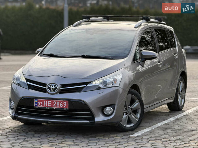 Бежевый Тойота Версо, объемом двигателя 1.6 л и пробегом 132 тыс. км за 10900 $, фото 1 на Automoto.ua