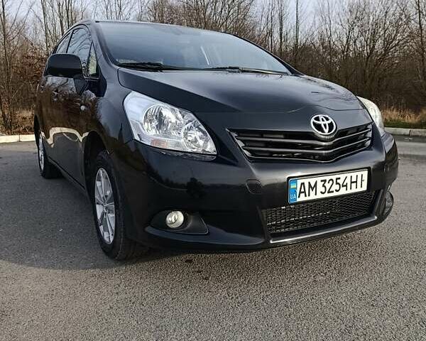 Чорний Тойота Версо, об'ємом двигуна 2 л та пробігом 250 тис. км за 8500 $, фото 1 на Automoto.ua