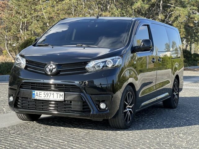 Чорний Тойота Версо, об'ємом двигуна 2 л та пробігом 215 тис. км за 25800 $, фото 1 на Automoto.ua