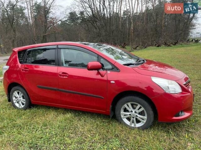 Червоний Тойота Версо, об'ємом двигуна 2 л та пробігом 225 тис. км за 8668 $, фото 1 на Automoto.ua