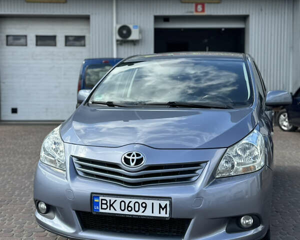 Серый Тойота Версо, объемом двигателя 2 л и пробегом 278 тыс. км за 9499 $, фото 1 на Automoto.ua