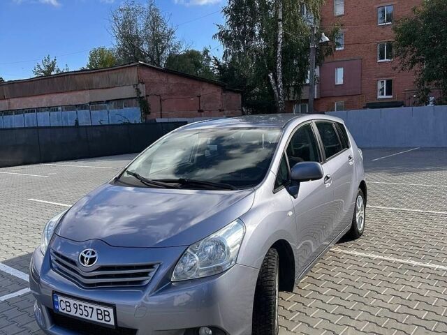 Серый Тойота Версо, объемом двигателя 2 л и пробегом 350 тыс. км за 7800 $, фото 1 на Automoto.ua
