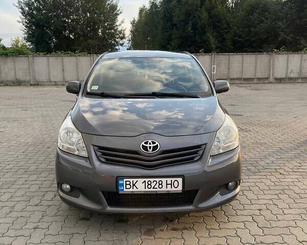 Серый Тойота Версо, объемом двигателя 2 л и пробегом 294 тыс. км за 8500 $, фото 1 на Automoto.ua