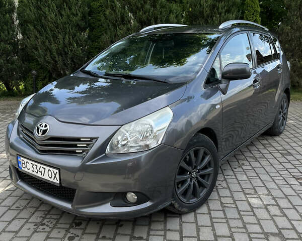 Сірий Тойота Версо, об'ємом двигуна 2 л та пробігом 244 тис. км за 8000 $, фото 1 на Automoto.ua