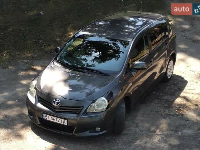 Серый Тойота Версо, объемом двигателя 2 л и пробегом 244 тыс. км за 8200 $, фото 1 на Automoto.ua