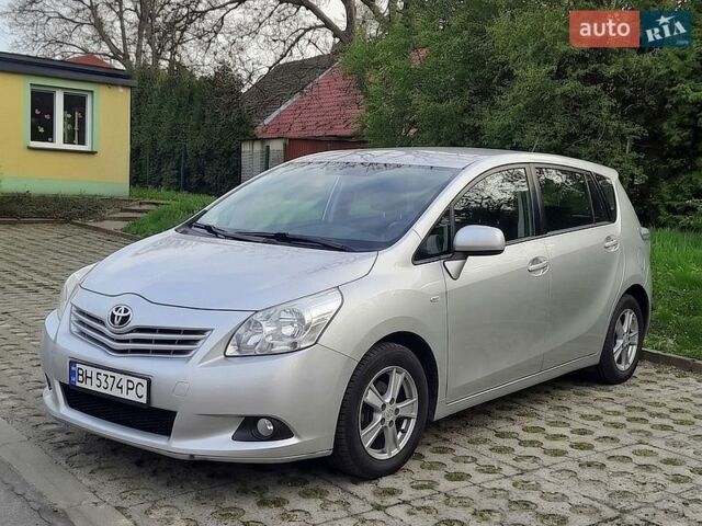 Серый Тойота Версо, объемом двигателя 2 л и пробегом 160 тыс. км за 8200 $, фото 1 на Automoto.ua