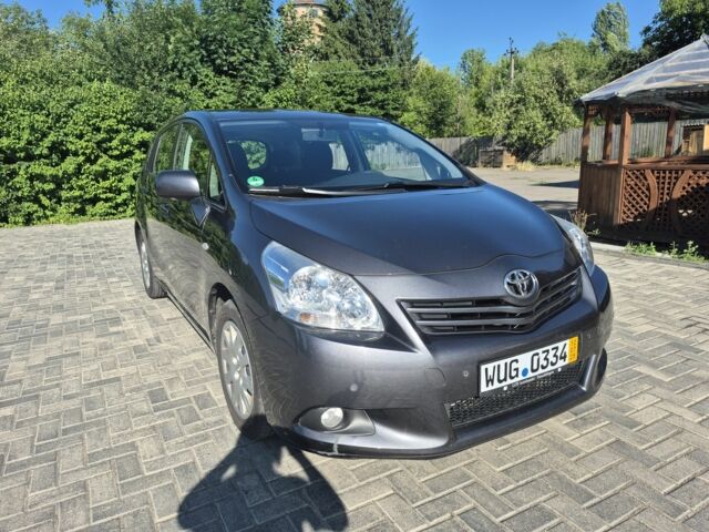 Сірий Тойота Версо, об'ємом двигуна 2 л та пробігом 220 тис. км за 9599 $, фото 1 на Automoto.ua
