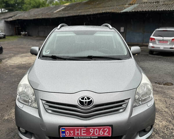 Сірий Тойота Версо, об'ємом двигуна 2 л та пробігом 240 тис. км за 8300 $, фото 1 на Automoto.ua