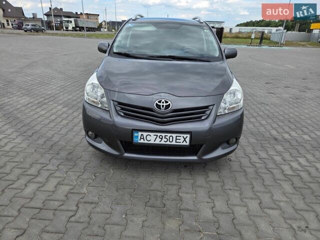 Сірий Тойота Версо, об'ємом двигуна 2 л та пробігом 215 тис. км за 9300 $, фото 1 на Automoto.ua