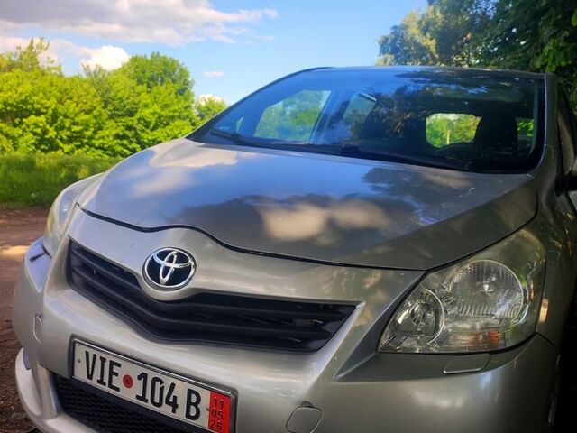 Сірий Тойота Версо, об'ємом двигуна 2 л та пробігом 220 тис. км за 4020 $, фото 1 на Automoto.ua