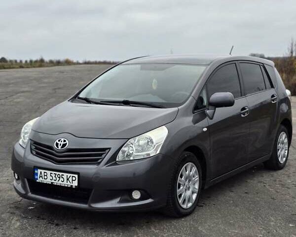 Сірий Тойота Версо, об'ємом двигуна 1.8 л та пробігом 238 тис. км за 10800 $, фото 1 на Automoto.ua