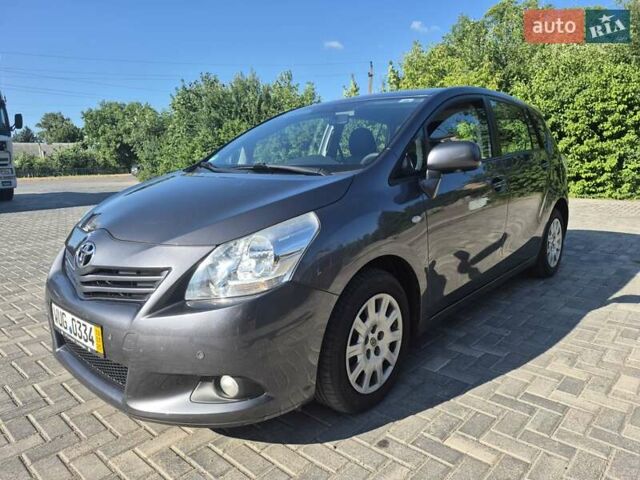 Сірий Тойота Версо, об'ємом двигуна 2 л та пробігом 220 тис. км за 9999 $, фото 1 на Automoto.ua