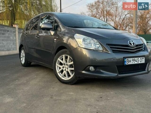 Сірий Тойота Версо, об'ємом двигуна 2.23 л та пробігом 175 тис. км за 9900 $, фото 1 на Automoto.ua