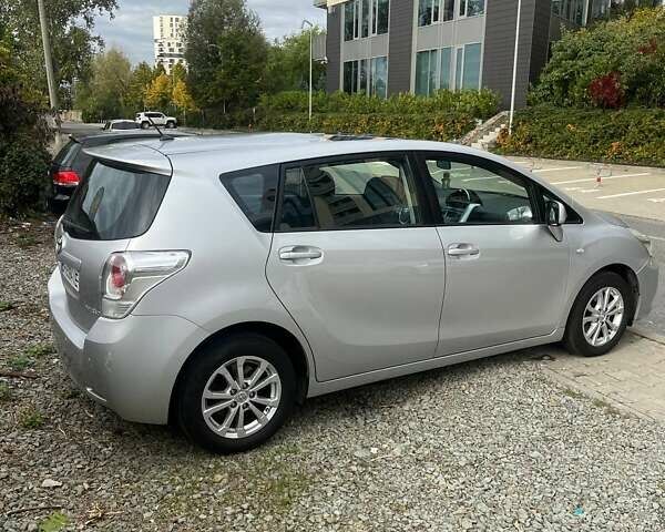 Серый Тойота Версо, объемом двигателя 2 л и пробегом 270 тыс. км за 8600 $, фото 1 на Automoto.ua