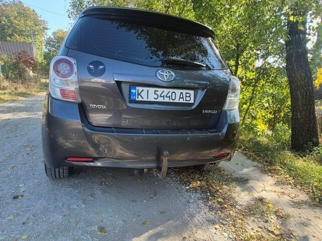 Серый Тойота Версо, объемом двигателя 2 л и пробегом 350 тыс. км за 6500 $, фото 1 на Automoto.ua