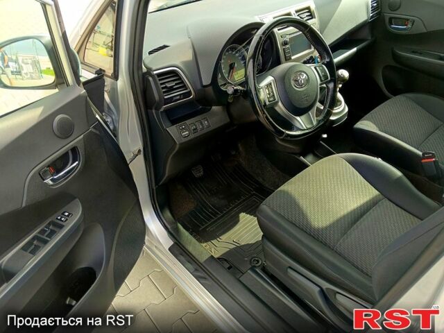 Серый Тойота Версо, объемом двигателя 1.4 л и пробегом 250 тыс. км за 8000 $, фото 1 на Automoto.ua