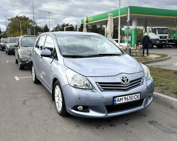 Серый Тойота Версо, объемом двигателя 2.2 л и пробегом 338 тыс. км за 7599 $, фото 1 на Automoto.ua