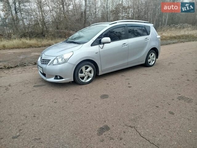 Серый Тойота Версо, объемом двигателя 2 л и пробегом 195 тыс. км за 8250 $, фото 1 на Automoto.ua