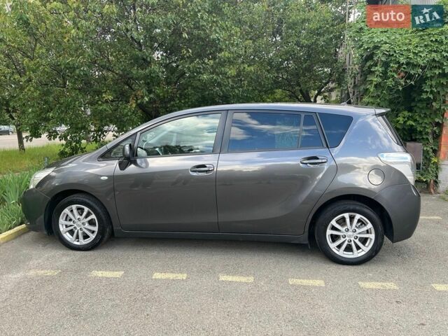 Сірий Тойота Версо, об'ємом двигуна 2 л та пробігом 240 тис. км за 8300 $, фото 1 на Automoto.ua
