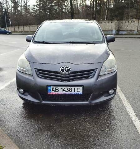 Серый Тойота Версо, объемом двигателя 1.8 л и пробегом 244 тыс. км за 11000 $, фото 1 на Automoto.ua