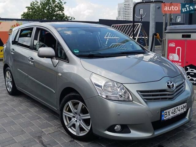 Сірий Тойота Версо, об'ємом двигуна 2.2 л та пробігом 251 тис. км за 10616 $, фото 1 на Automoto.ua