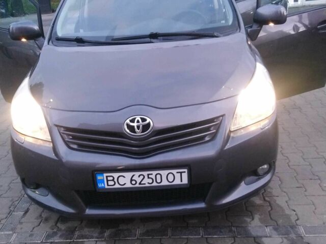 Сірий Тойота Версо, об'ємом двигуна 2 л та пробігом 370 тис. км за 6900 $, фото 1 на Automoto.ua