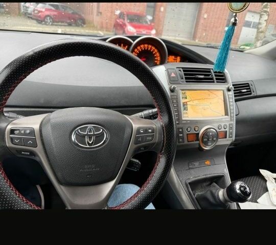 Серый Тойота Версо, объемом двигателя 2 л и пробегом 210 тыс. км за 3689 $, фото 1 на Automoto.ua