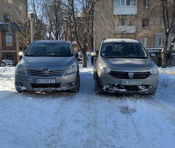 Сірий Тойота Версо, об'ємом двигуна 2 л та пробігом 290 тис. км за 8199 $, фото 1 на Automoto.ua