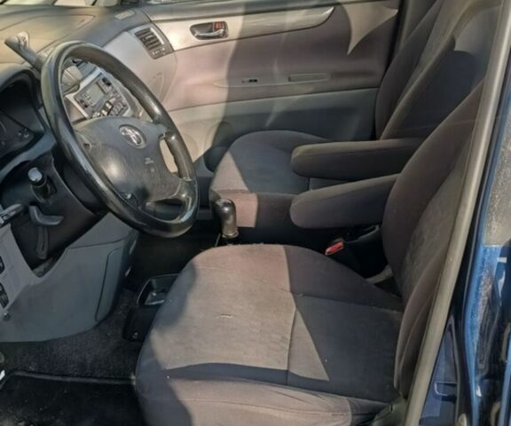 Синій Тойота Версо, об'ємом двигуна 2 л та пробігом 451 тис. км за 2500 $, фото 1 на Automoto.ua