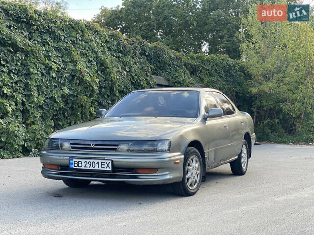 Серый Тойота Виста, объемом двигателя 2 л и пробегом 400 тыс. км за 1800 $, фото 1 на Automoto.ua