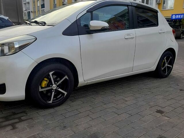 Белый Тойота Витз, объемом двигателя 1 л и пробегом 880 тыс. км за 7200 $, фото 1 на Automoto.ua