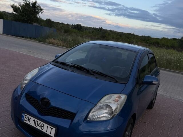 Синій Тойота Вітз, об'ємом двигуна 1 л та пробігом 225 тис. км за 5800 $, фото 1 на Automoto.ua