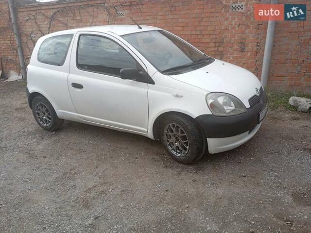 Белый Тойота Ярис, объемом двигателя 1 л и пробегом 350 тыс. км за 2300 $, фото 1 на Automoto.ua