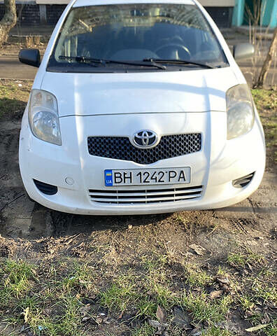 Білий Тойота Яріс, об'ємом двигуна 1 л та пробігом 198 тис. км за 3900 $, фото 1 на Automoto.ua