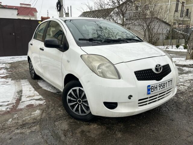 Білий Тойота Яріс, об'ємом двигуна 1 л та пробігом 200 тис. км за 3500 $, фото 1 на Automoto.ua