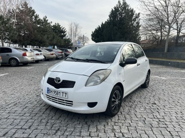 Белый Тойота Ярис, объемом двигателя 1 л и пробегом 200 тыс. км за 2800 $, фото 1 на Automoto.ua