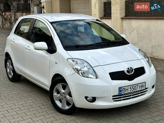 Білий Тойота Яріс, об'ємом двигуна 1.3 л та пробігом 98 тис. км за 7900 $, фото 1 на Automoto.ua