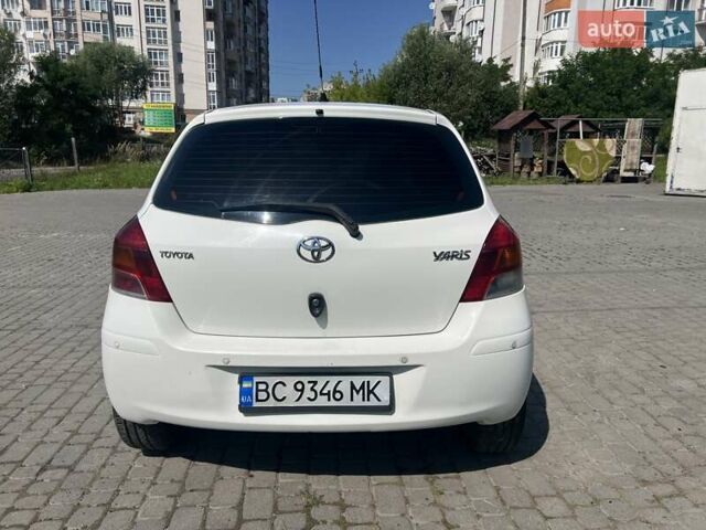 Белый Тойота Ярис, объемом двигателя 1.4 л и пробегом 236 тыс. км за 6800 $, фото 1 на Automoto.ua