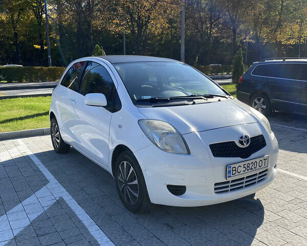 Белый Тойота Ярис, объемом двигателя 1.4 л и пробегом 229 тыс. км за 5000 $, фото 1 на Automoto.ua