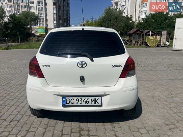 Белый Тойота Ярис, объемом двигателя 1.4 л и пробегом 236 тыс. км за 5900 $, фото 1 на Automoto.ua