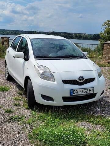 Белый Тойота Ярис, объемом двигателя 1.4 л и пробегом 230 тыс. км за 6000 $, фото 1 на Automoto.ua