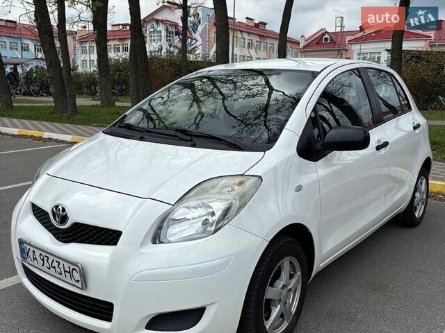 Белый Тойота Ярис, объемом двигателя 1 л и пробегом 200 тыс. км за 5250 $, фото 1 на Automoto.ua
